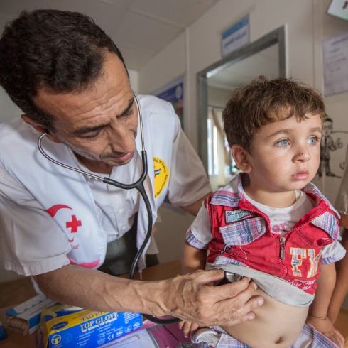 Ein Arzt von PMRS untersucht einen kleinen Jungen in Gaza. Es fehlt an Medikamenten, Verbandsmaterial und Impfstoffen. (Foto: CARE/Alison Baskerville)