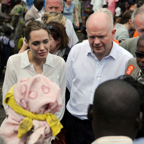 Schauspielerin Angelina Jolie und UK-Außenminister William Hague beim Besuch eines CARE-Projektes in der Demokratischen Republik Kongo. (Foto: Crown MOD LA/Iggy Roberts)