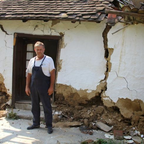 Vier Generationen seiner Familie sind in diesem Haus aufgewachsen. Dragan kann kaum fassen, dass die Wassermassen ihm und seiner Familie nur noch Trümmer übrig gelassen haben. (Foto: CARE/ Taprogge)