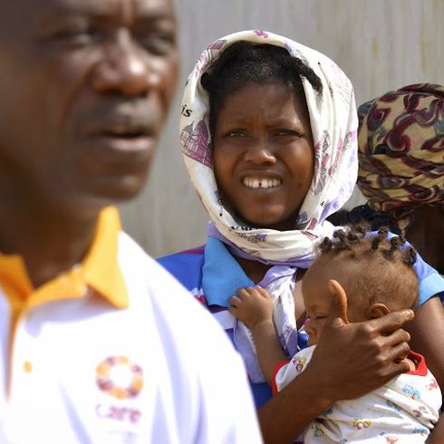 Seit dem Ebola-Ausbruch sichert Nyonblee das Einkommen ihrer Familie. (Foto: CARE/David Lai)