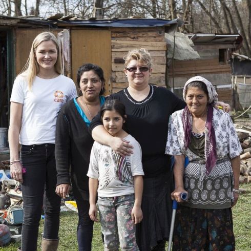 Indira Bajramovic (2. von rechts) kämpft in Bosnien für die Rechte von Roma-Frauen (Foto: CARE/Andrea Diefenbach)