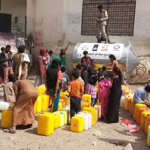 CARE verteilt Wasser an besonders arme Familien in Sana'a. Die Zivilbevölkerung des Jemens leidet stark unter dem andauernden Konflikt. (Foto: Hana Alshowafi/CARE)